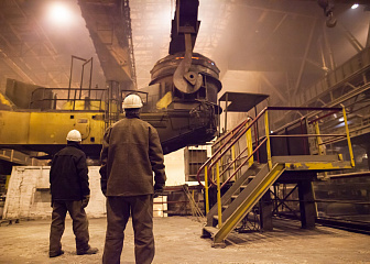 Машинист машины для ломки футеровки конвертеров и ковшей
