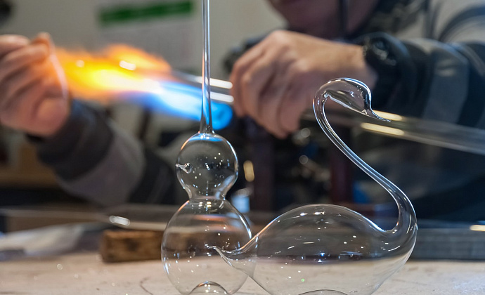 Сборщик приборов из стекла